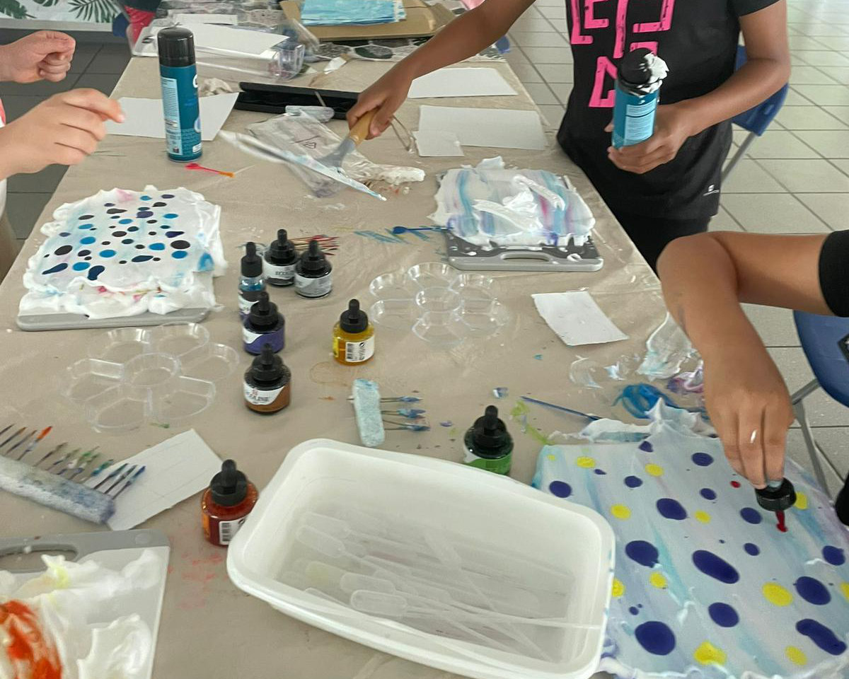 Enfants déposant des gouttes d'encre sur leur mousse à raser