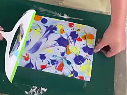 Papier marbré après débarrassé de sa mousse à raser