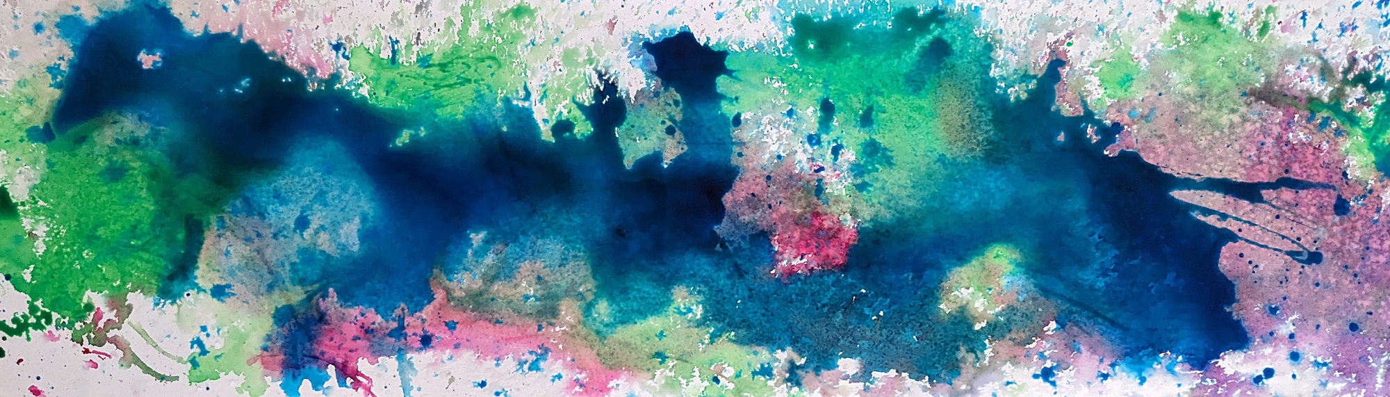 Longue bande de papier (futur accordéon) avec des textures à l'encre bleues, vertes, roses