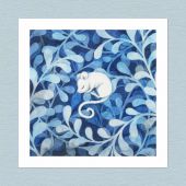 La Souris endormie - Petite souris blanche endormie sur un feuillage bleuté peint en négatif